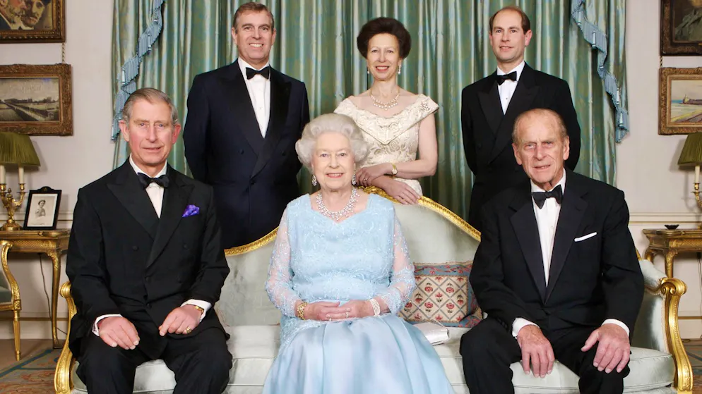 Königin Elizabeth II. ist tot — Ihr bewegtes Leben in Bildern. Ein Foto zum 60. Hochzeitstag der Queen 2007, der Diamant-Hochzeit: Neben der Queen sitzen Charles (l), Ehemann Philip. In der hinteren Reihe stehen Andrew, Anne und Edward (v.l.n.r). 