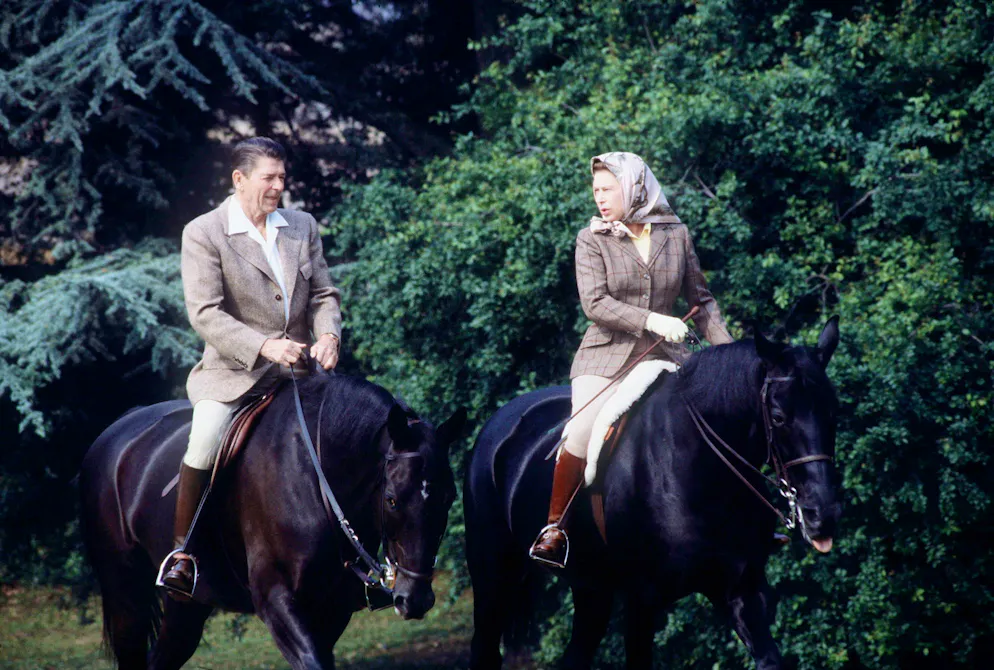 Königin Elizabeth II. ist tot — Ihr bewegtes Leben in Bildern. Auch Staatsoberhäupter lädt der royale Pferdefan mal zum gemütlichen Ausritt ein. Hier mit US-Präsident Ronald Reagan in Windsor Castle im Sommer 1982.