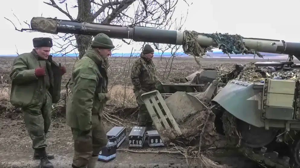 Storie di successo con cautela: i separatisti ispezionano un carro armato presumibilmente abbandonato dell'esercito ucraino nella regione di Donetsk il 16 marzo.