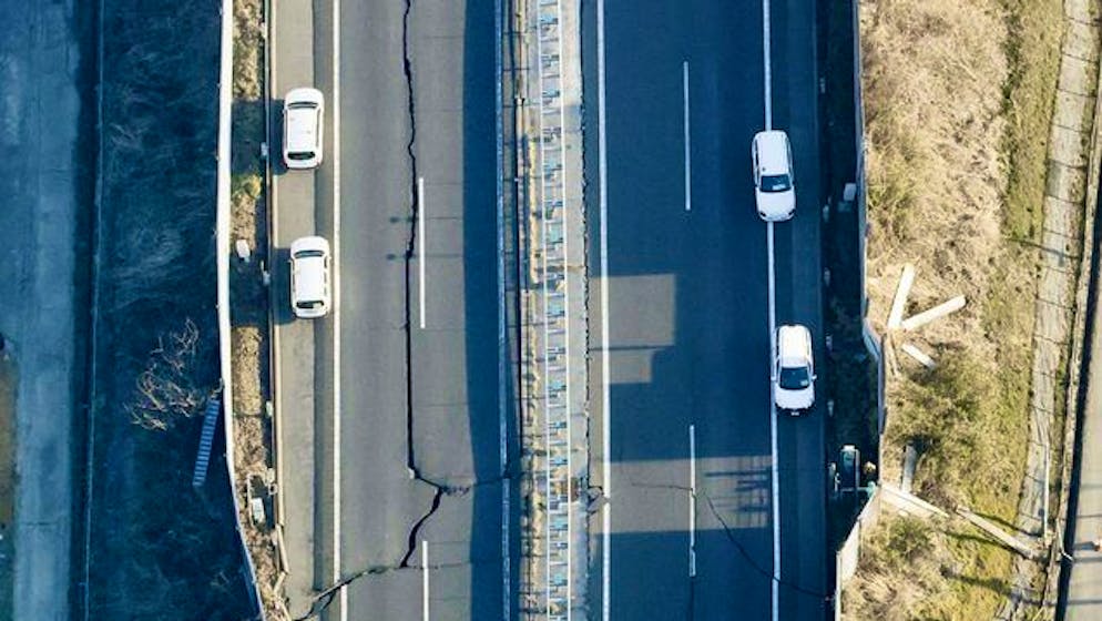 Das Foto aus einem Flugzeug von Kyodo News zeigt einen gerissenen Teil der Tohoku-Schnellstrasse im Nordosten Japans.