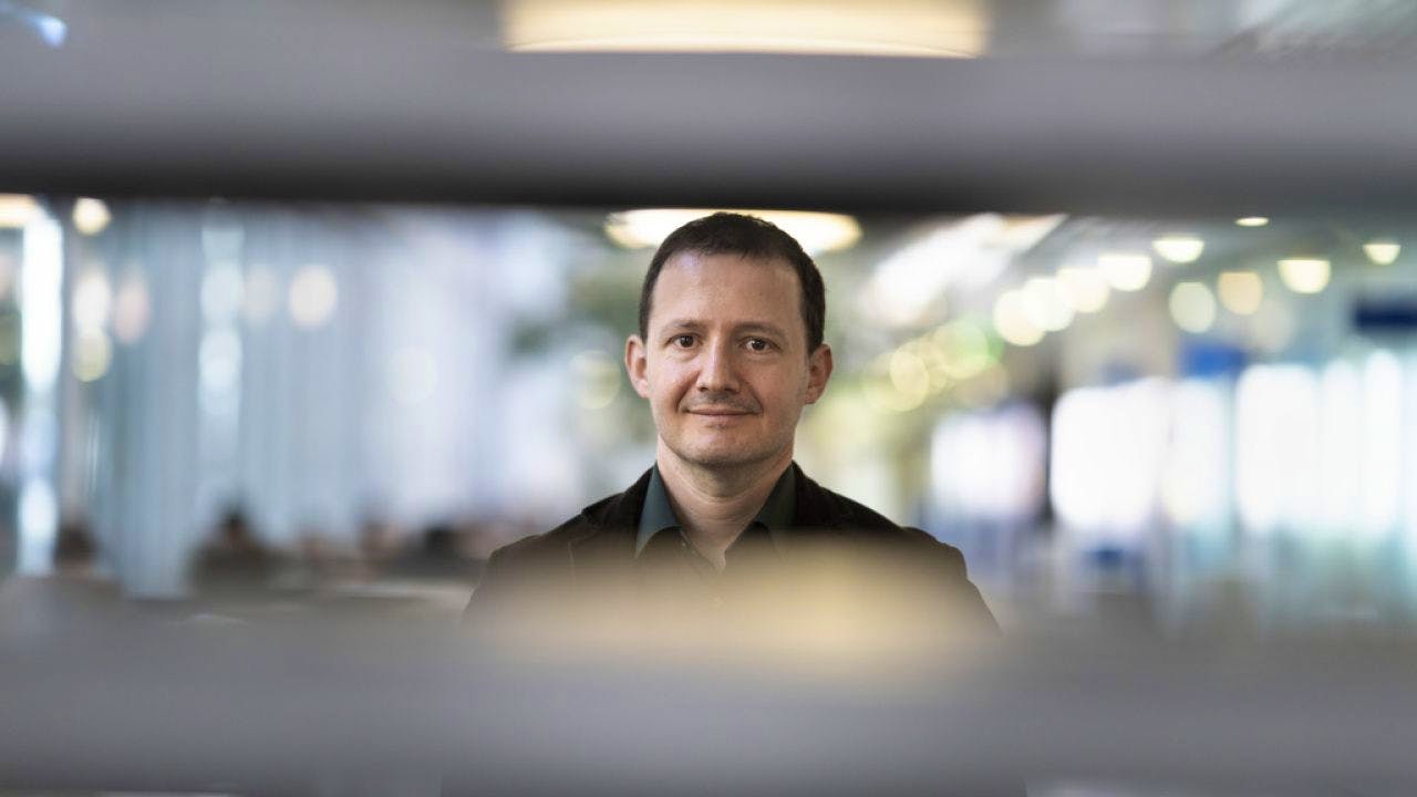 Simon Spiegel, Filmwissenschaftler und Organisator von #spoiltheconference, nimmt das Spoilern in Schutz: "Eine Inhaltsangabe ersetzt nicht das Filmerlebnis."