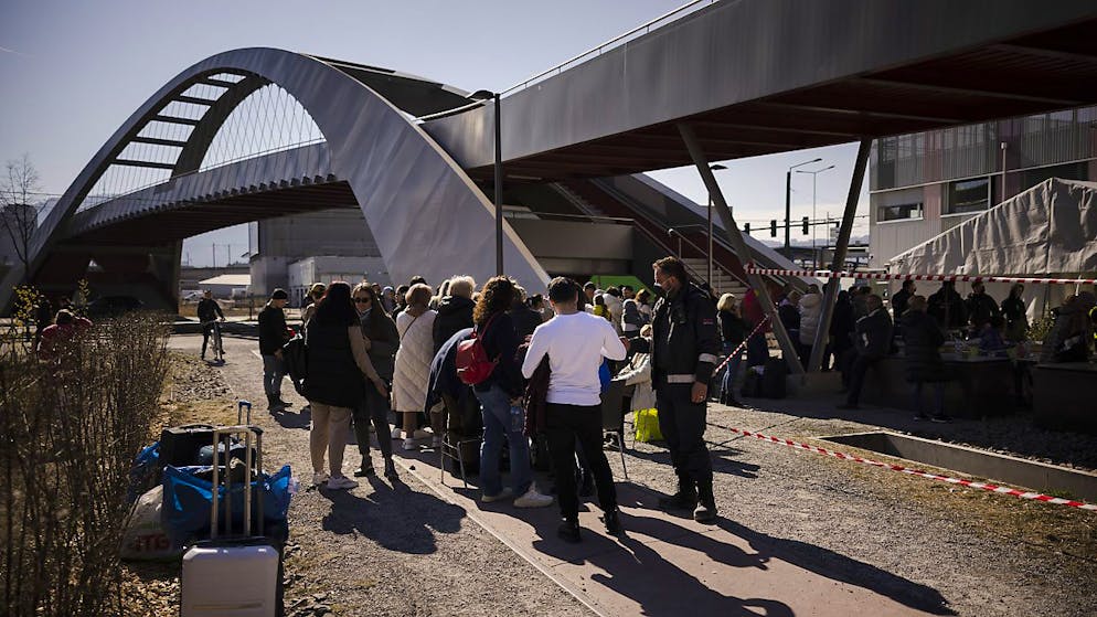 Flüchtlinge aus der Ukraine stehen vor einem Bundesasylzentrum Schlange für die Registrierung. (Archivbild)