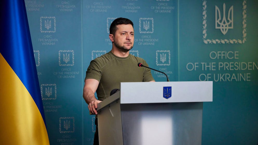 Präsident Selenskyj im T-Shirt am Rednerpult: Dieser Auftritte sind inzwischen weltweit bekannt.