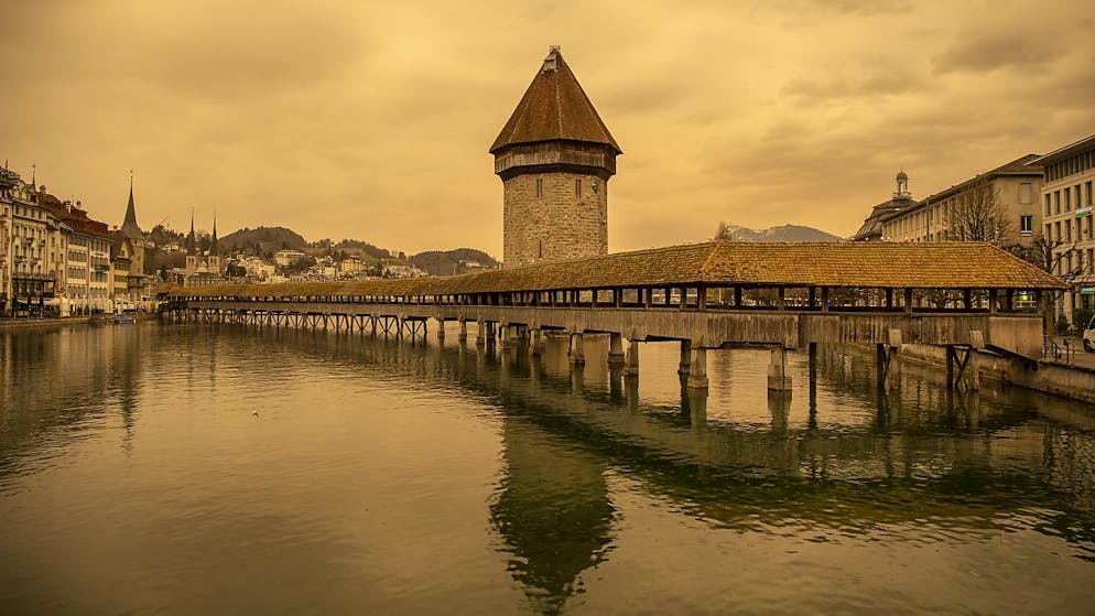 Saharastaub liegt im vergangenen Jahr in der Luft über Luzern.