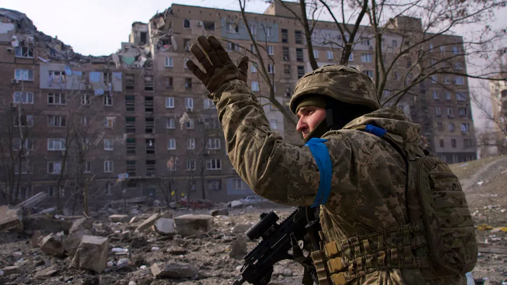 Ein ukrainischer Soldat in Mariupol inmitten von Trümmern eines beschossenen Wohnhauses. 