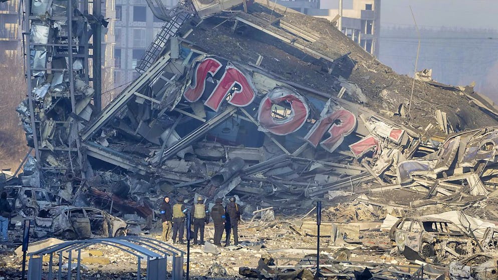 Alcuni bombardamenti hanno colpito un centro commerciale nella zona nordovest di Kiev