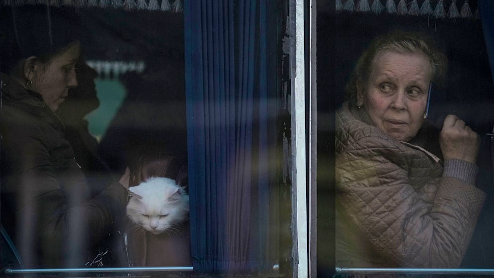 Fast geschafft: Diese Menschen warten im März 2022 auf die Evakuierung aus ihrem Dorf Bobrik, das unter russischer Militärkontrolle steht.