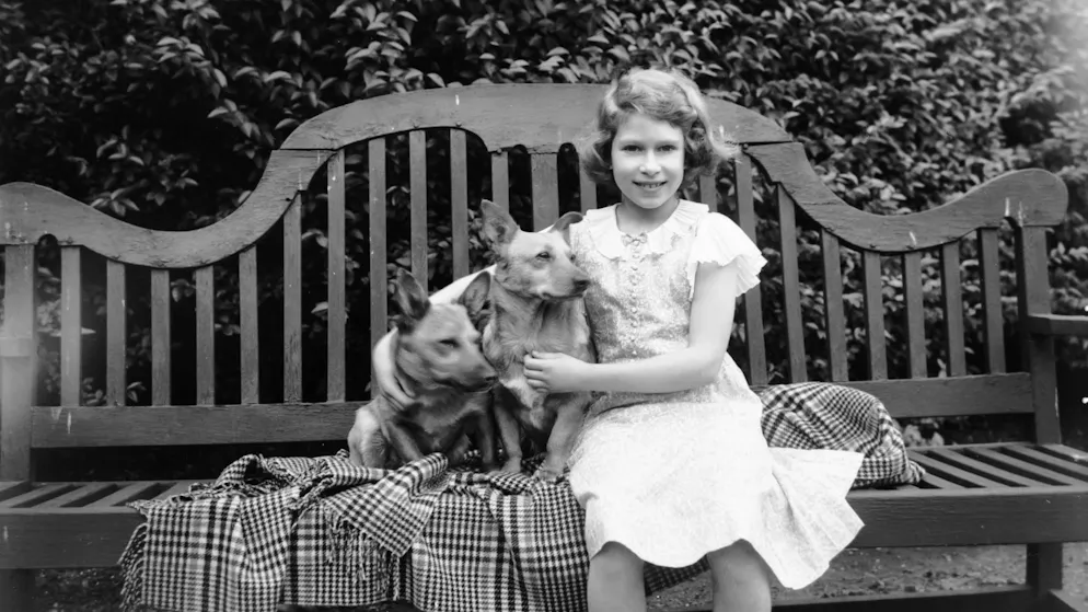 Königin Elizabeth II. ist tot — Ihr bewegtes Leben in Bildern. Es war einmal Elizabeth Alexandra Mary aus dem Hause Windsor. Am liebsten verbringt sie ihre Zeit im Garten mit ihren Corgi-Hunden. Hier mit neun Jahren in ihrem Zuhause am Piccadilly 145 in London. Danach zügelten die Royals standesgemäss in den Buckingham Palace. 