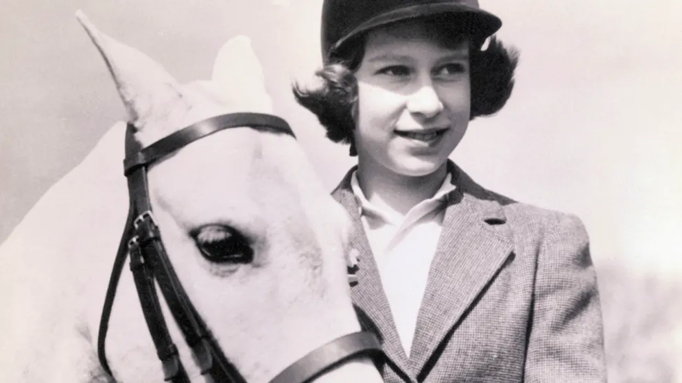 Königin Elizabeth II. ist tot — Ihr bewegtes Leben in Bildern. Ihre Liebe zu Pferden wird die künftige Monarchin ihr Leben lang begleiten. Auf diesem Bild mit ihrem Pony ist Elizabeth zehn Jahre alt.