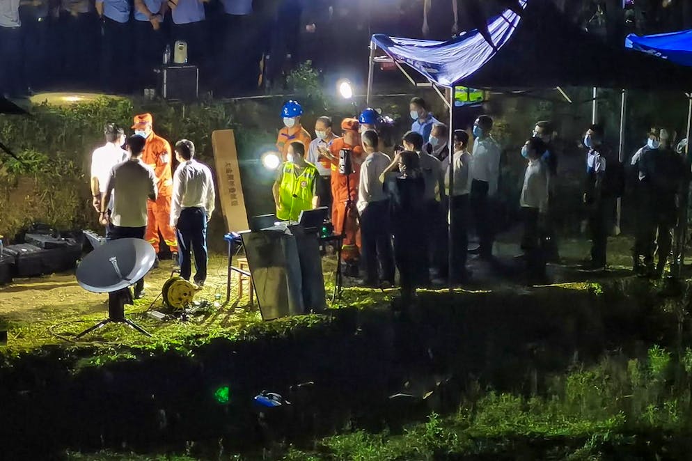 Des secouristes assistent à un briefing sur le site d'un accident d'avion d'un China Eastern Airlines dans le comté de Tengxian, région du Guangxi, sud de la Chine, 21 mars 2022.