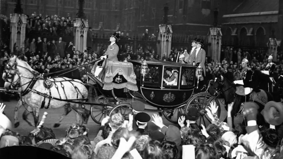 Königin Elizabeth II. ist tot — Ihr bewegtes Leben in Bildern. Die BBC zeichnet die Zeremonie auf, überträgt sie an 200 Millionen Menschen weltweit. Wegen der Rationierungen nach dem Zweiten Weltkrieg musste selbst Elizabeth ihr Hochzeitskleid mit Rationierungsmarken kaufen. Das Volk hilft mit und schickt ihr Marken zu. 