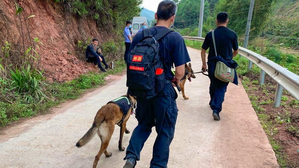 Soccorritori sul luogo dell'incidente nella provincia di Guangxi martedì.