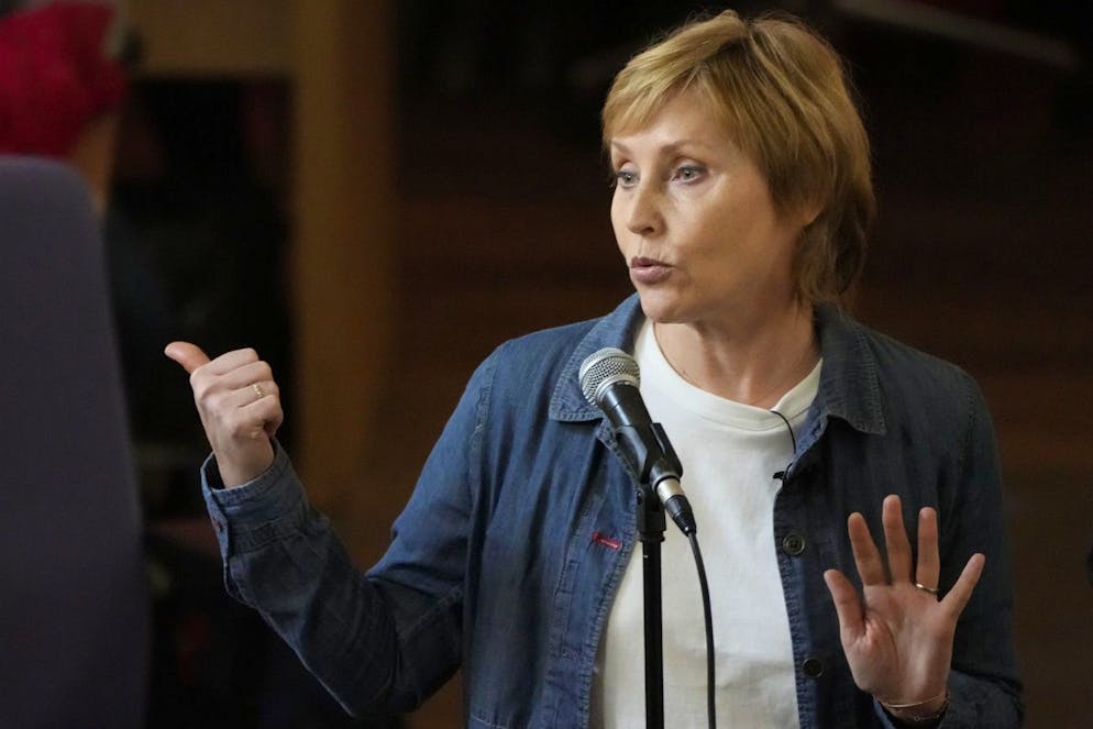 La Russe Zhanna Agalakova, ancienne correspondante européenne basée à Paris de la chaîne de télévision contrôlée par l'État russe Channel One, fait des gestes lors d'une conférence de presse au siège de Reporters sans frontières, le mardi 22 mars 2022 à Paris.