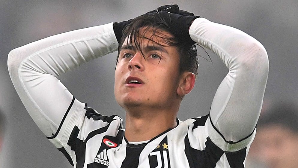 TURIN, ITALY - FEBRUARY 06: Paulo Dybala of Juventus reacts during the Serie A match between Juventus and Hellas Verona FC at Allianz Stadium on February 6, 2022 in Turin, Italy. (Photo by Valerio Pennicino/Getty Images)
