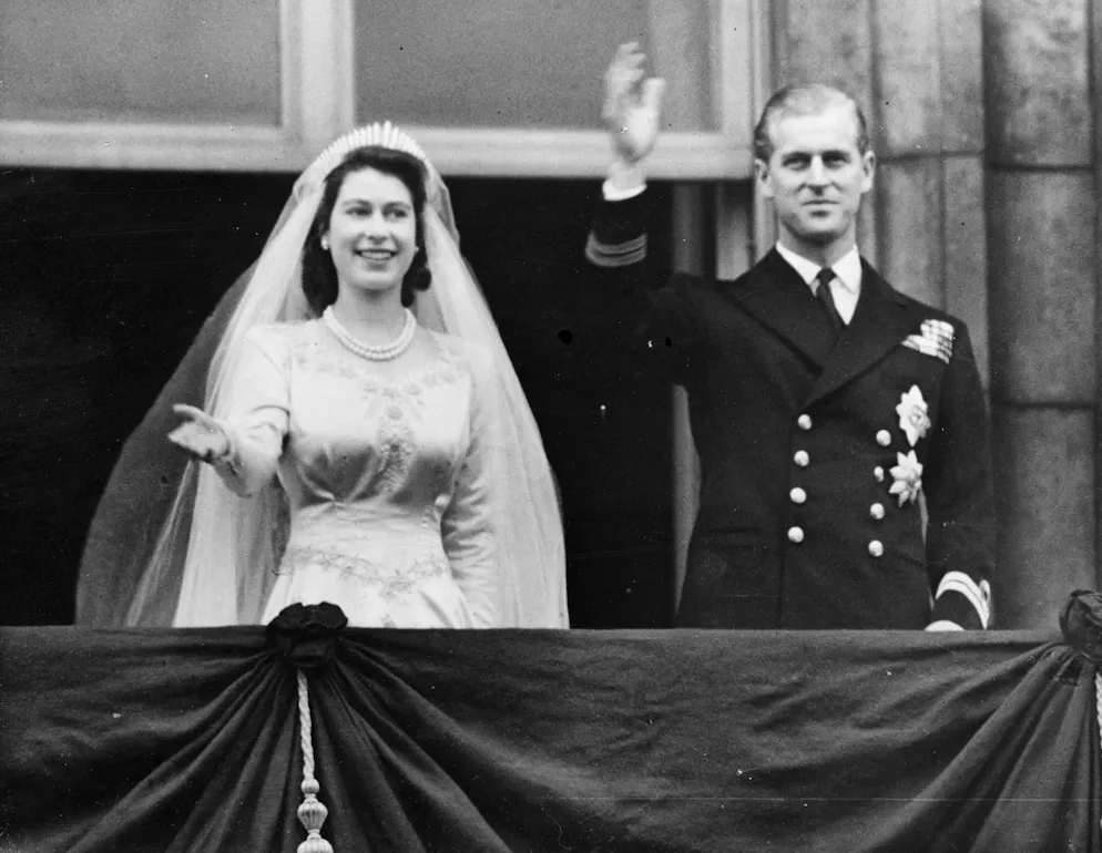 Königin Elizabeth II. ist tot — Ihr bewegtes Leben in Bildern. Für die royale Vermählung muss Philip seine ausländischen Royal-Titel ablegen. Er konvertiert zur Kirche von England und wird britischer Bürger. Er nimmt den Nachnamen Mountbatten an, die englische Version des Mädchennamens seiner Mutter. 