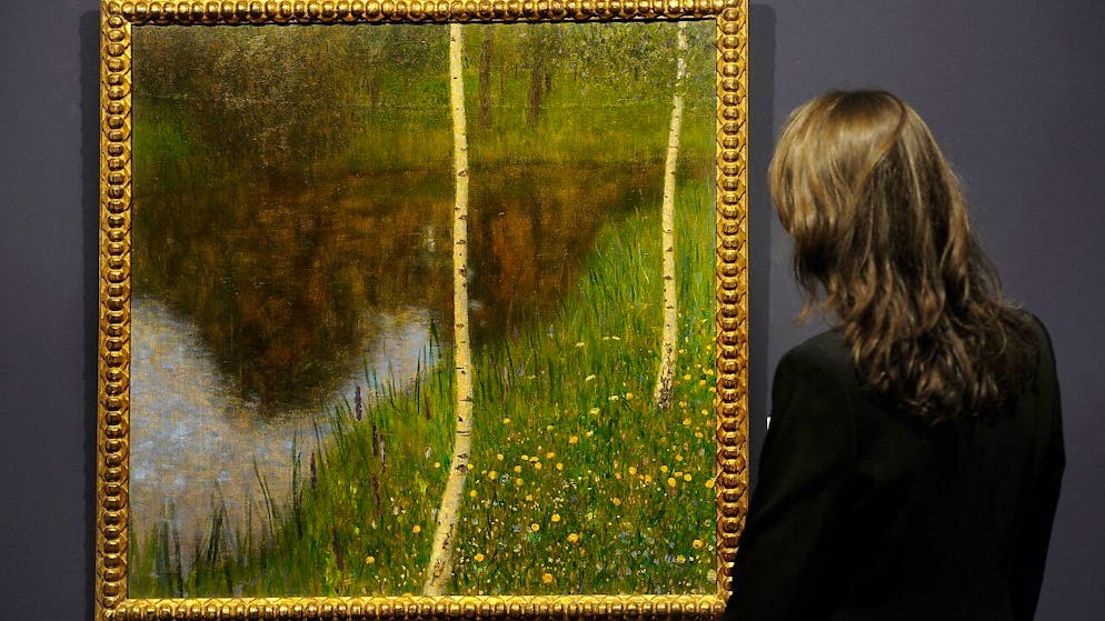 Für Allergikerinnen und Allergiker verträglich: "Seeufer mit Birken" von Gustav Klimt im Auktionshaus Sotheby's in Zürich. (Archivbild)