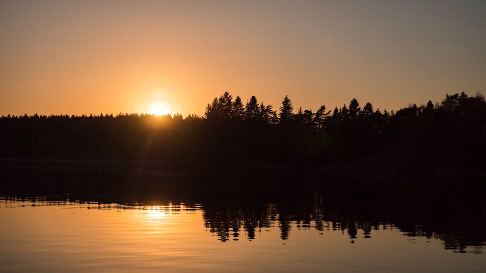 Russland: Eine Abenddämmerung in Russland nahe der finnischen Grenze.