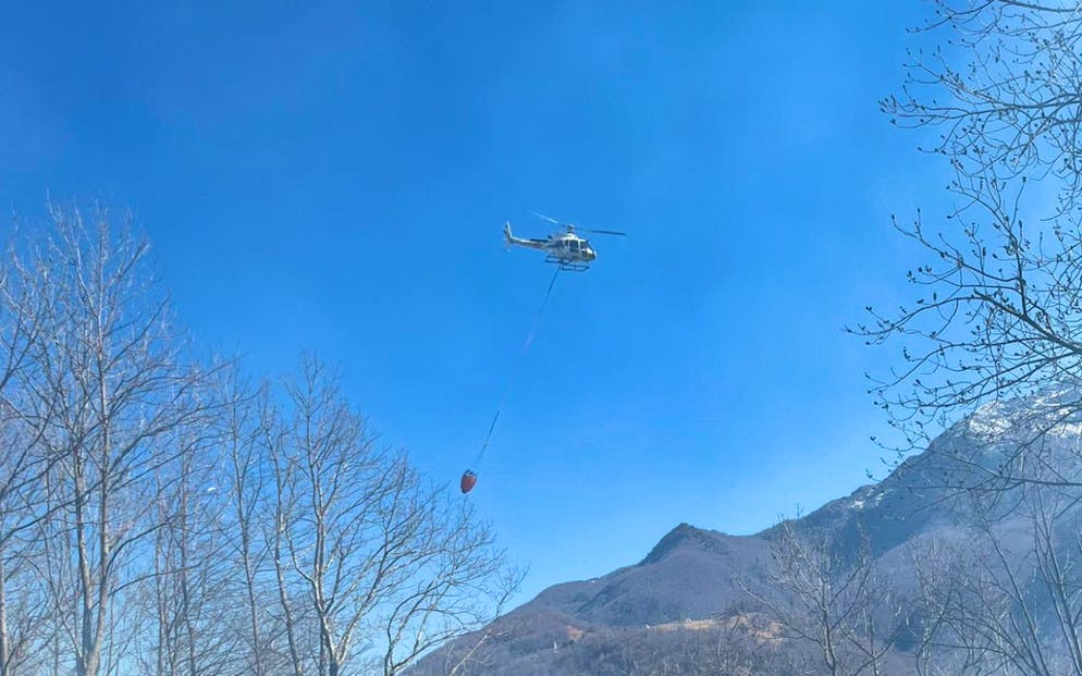 Uno dei due elicotteri entrati in azione per dar man forte ai militi sul terreno