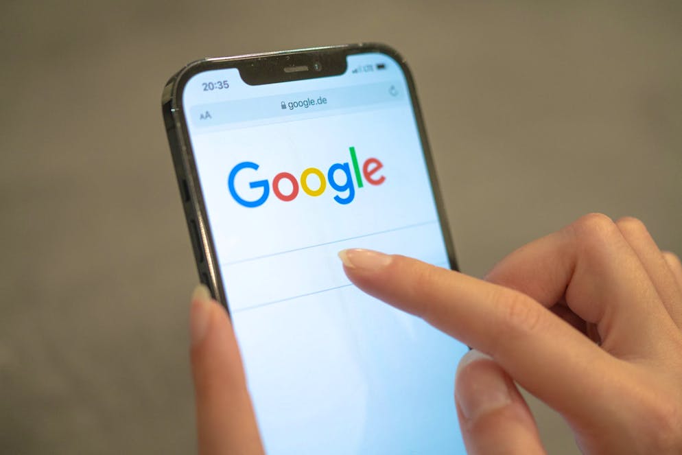 Google hat fehlerhafte KI-Übersichten zu medizinischen Themen nach Kritik entfernt.