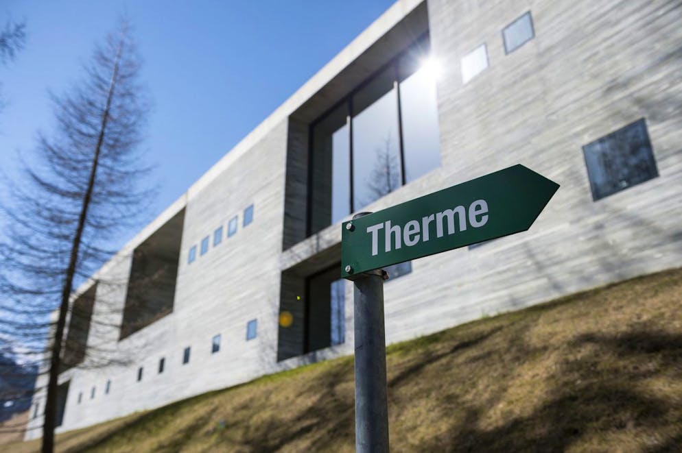 Blick auf einen Wegweiser der Therme Vals, von Architekt Peter Zumthor, aufgenommen am Mittwoch, 18. Maerz 2015, in Vals. Im Hinblick auf die angekuendigte Medienkonferenz am 25. Maerz 2015 zum geplanten Hochhaus-Projekt der Bauherrschaft 7132 AG von Investor Remo Stoffel und Unternehmer Pius Truffer stellen wir ihnen dieses neue Bildmaterial zur Verfuegung. (KEYSTONE/Gian Ehrenzeller)