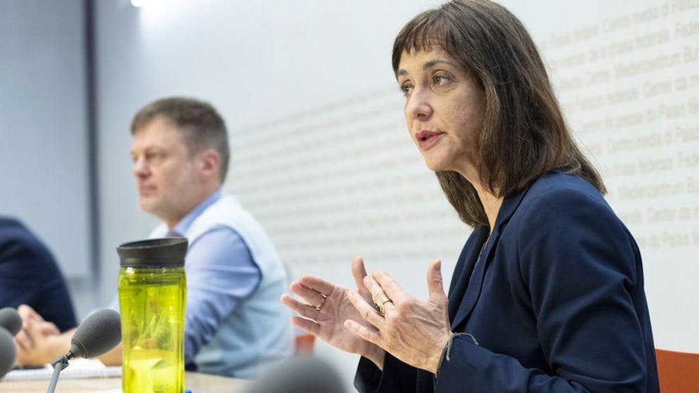 Gaby Szoelloesy, Generalsekretaerin der Konferenz der kantonalen Sozialdirektorinnen und Sozialdirektoren, SODK, aeussert sich zum Ukraine Krieg, wie der Bund und Kantone die Aufnahme, Unterbringung und Betreuung dieser Menschen gestalten und wie sich die aktuelle Lage praesentiert, am Donnerstag 17. Maerz 2022, in Bern. (KEYSTONE/Marcel Bieri)