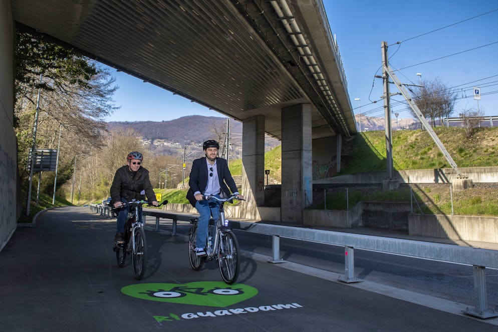Collina d'Oro: presentazione tratta ciclopedonale Muzzano - Collina d'Oro. Nella foto, scorcio della tratta ciclopedonale con a destra Tiziano Bonoli, Capo Ufficio della Mobilità lenta e del supporto. © Ti-Press / Samuel Golay