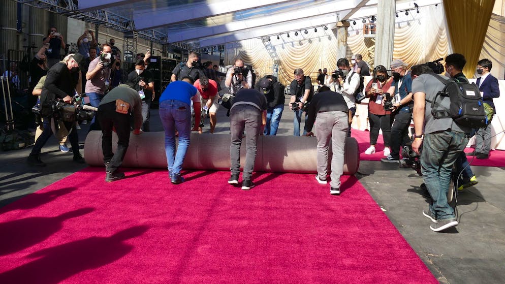 Mitarbeiten helfen beim «Roll Out» entlang zum Eingang des Dolby-Theaters in Hollywood mit.