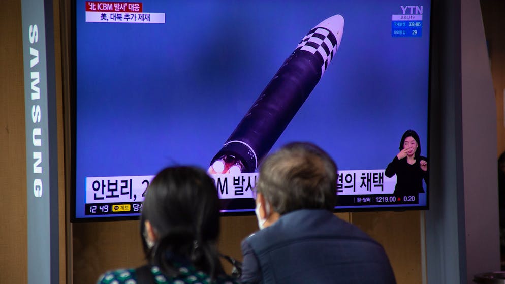 epa09848218 People watch the news at a station in Seoul, South Korea, 25 March 2022. According to South Korea's national defense ministry on 25 March, North Korea launched a new intercontinental ballistic missile (ICBM) named Hwasongho-17 on 24 March. EPA/JEON HEON-KYUN