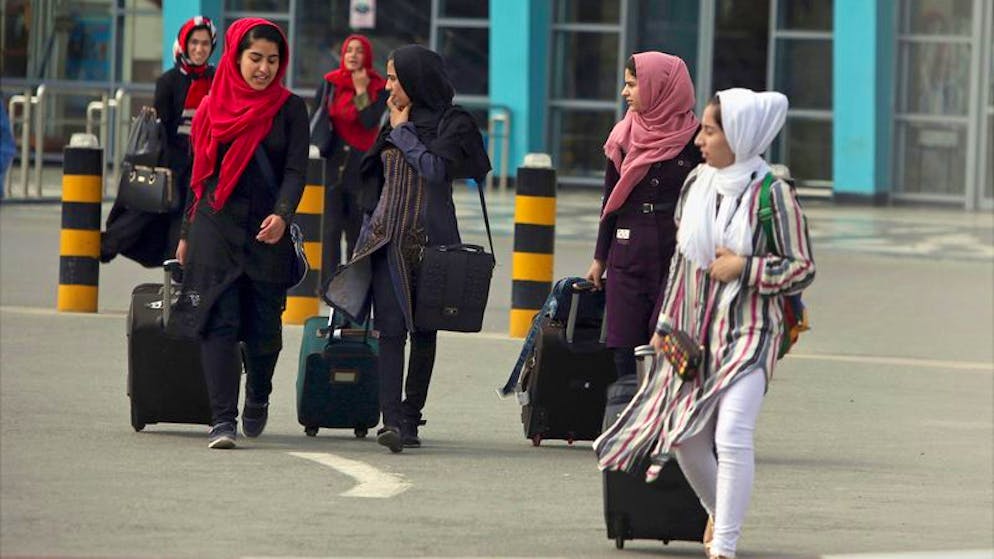 ARCHIV - Frauen dürfen in Afghanistan nicht mehr alleine per Flugzeug reisen. Foto: Rahmat Gul/AP/dpa