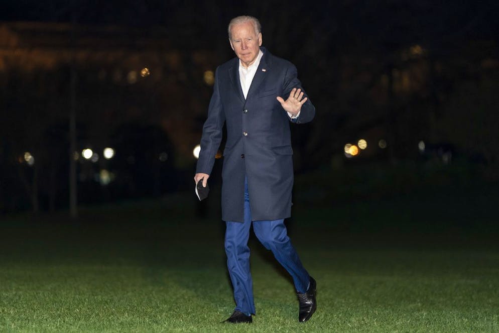 epa09852352 US President Joe Biden arrives on the South Lawn of The White House in Washington, DC, USA, 27 March 2022. President Biden is returning from a trip to Brussels and Poland where he met with NATO members about the Russian invasion of Ukraine. EPA/JOSHUA ROBERTS / POOL