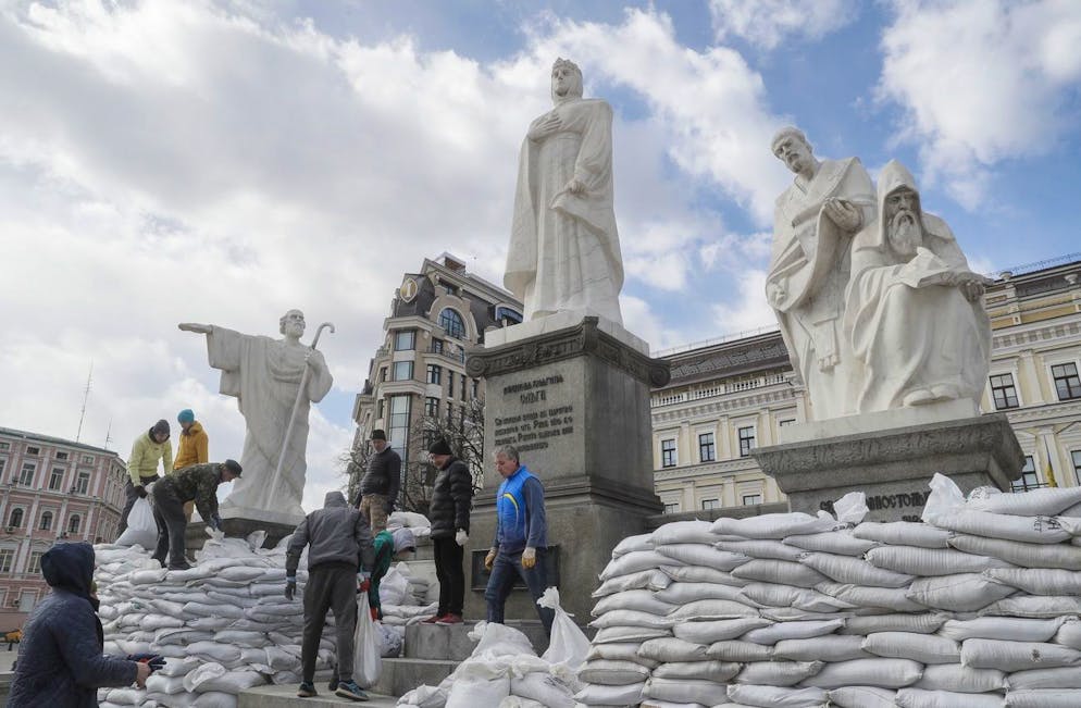 epa09853066 Volunteers cover with sandbags the Monument to Princess Olga, Apostle Andrew, Cyril, and Methodius to protect them from Russian shelling, in the Ukrainian capital of Kyiv, Ukraine, 27 March 2022. On 24 February, Russian troops had entered Ukrainian territory in what the Russian president declared a 'special military operation', resulting in fighting and destruction in the country, a huge flow of refugees, and multiple sanctions against Russia. EPA/SERGEY DOLZHENKO