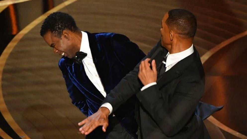 Lo schiaffo di Will Smith a Chris Rock per una battuta davvero infelice del comico sulla moglie dell'attore che ha vinto l'Oscar.