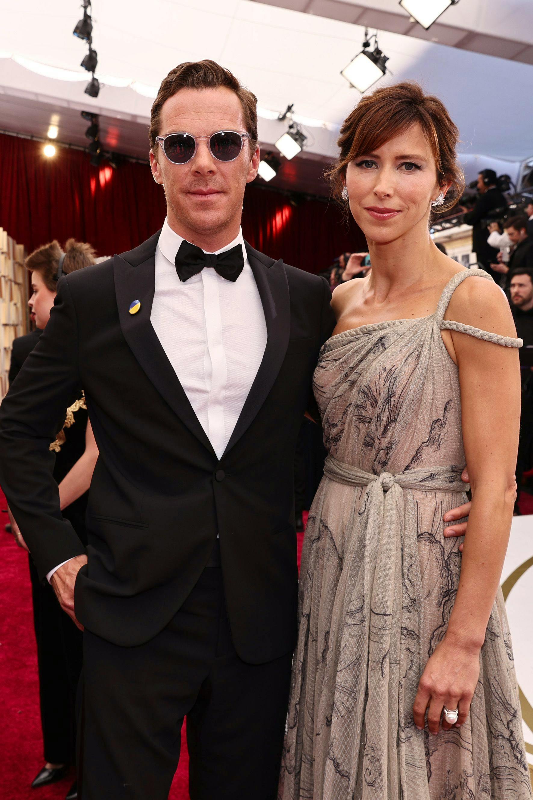 Benedict Cumberbatch mit Ehefrau Sophie Hunter und Ukraine-Pin.