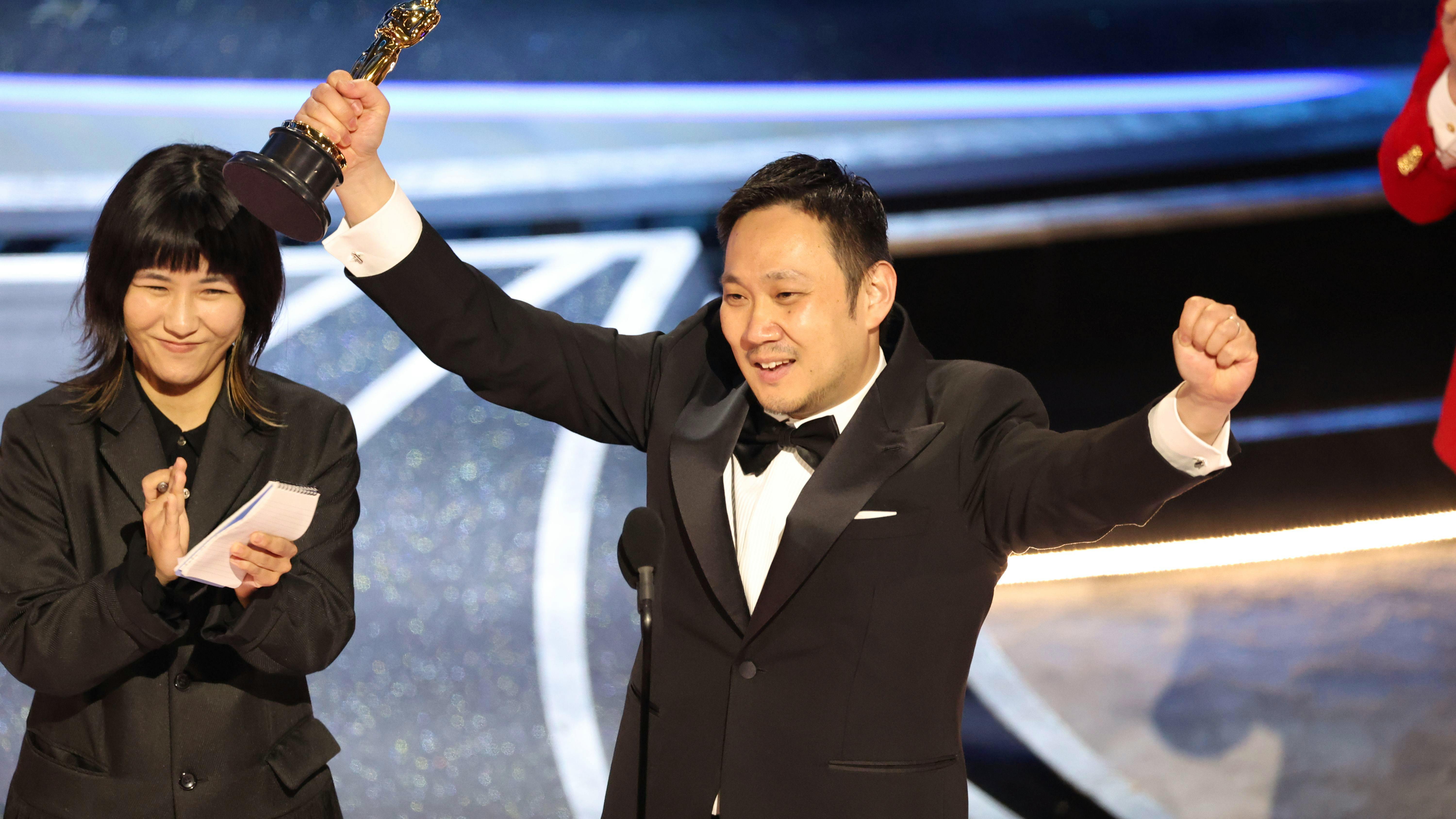 Regisseur Ryusuke Hamaguchi nimmt seinen Oscar in der Kategorie «Bester Internationaler Film» entgegen. Sein Drama «Drive My Car» war in der «Bester Film»-Kategorie ebenfalls nominiert.