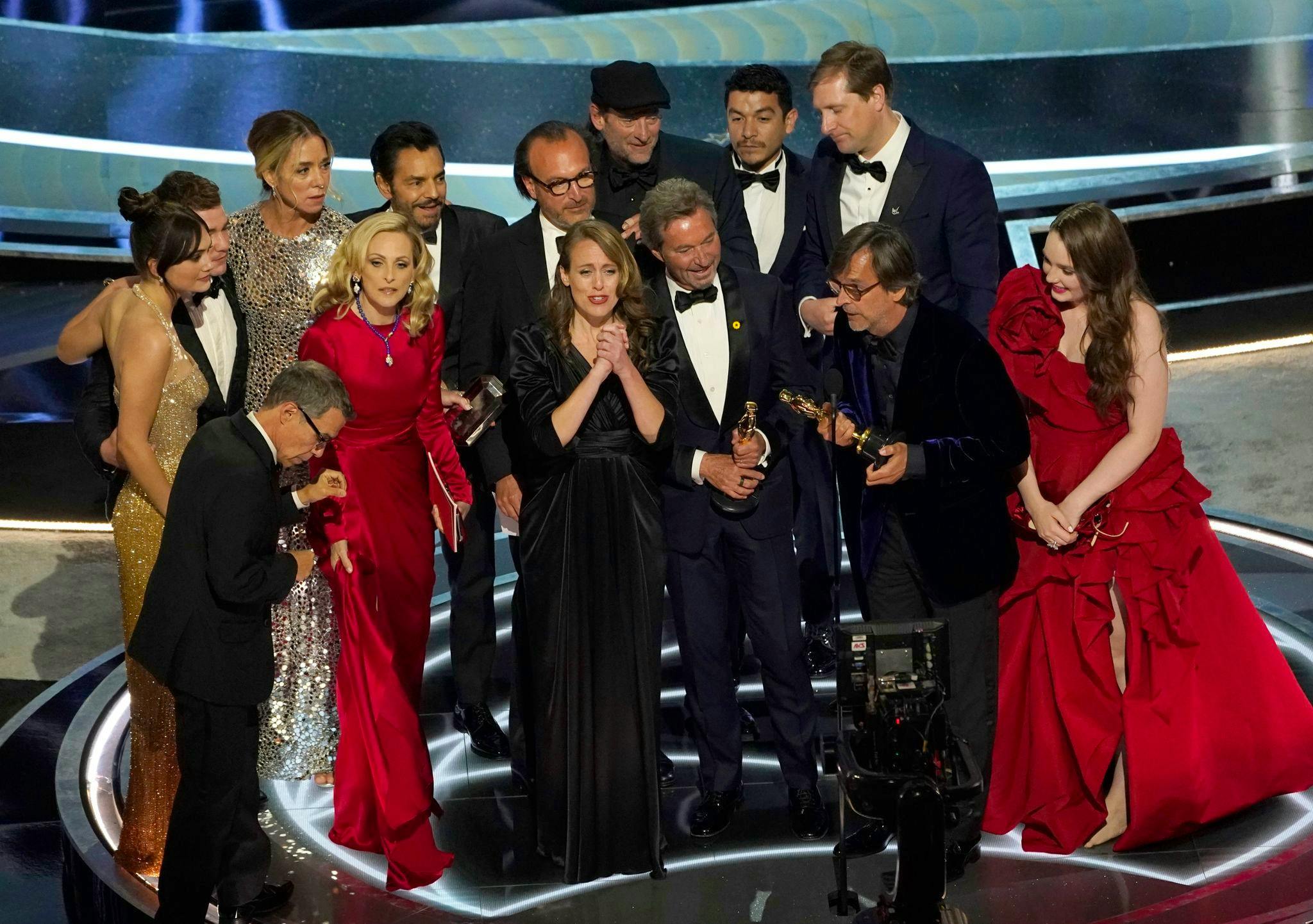 Hier sieht man die Darsteller und die Crew von «Coda», die an der Oscar-Verleihung den Preis entgegennehmen.&nbsp;