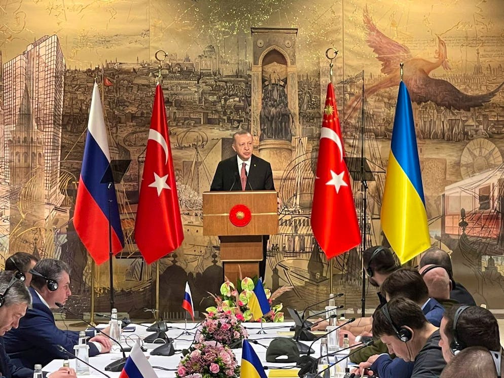 epa09857312 A handout photo made available by the Ukrainian Presidential Press Service shows Turkish President Erdogan (C, back) addressing the Russian (L) and Ukrainian (R) delegations before their talks, at Dolmabahce Palace in Istanbul, Turkey, 29 March 2022. Delegations from Russia and Ukraine are due to resume face-to-face talks in Istanbul on the day. EPA/UKRAINIAN PRESIDENTIAL PRESS SERVICE HANDOUT -- BEST QUALITY AVAILABLE -- MANDATORY CREDIT: UKRAINIAN PRESIDENTIAL PRESS SERVICE -- HANDOUT EDITORIAL USE ONLY/NO SALES