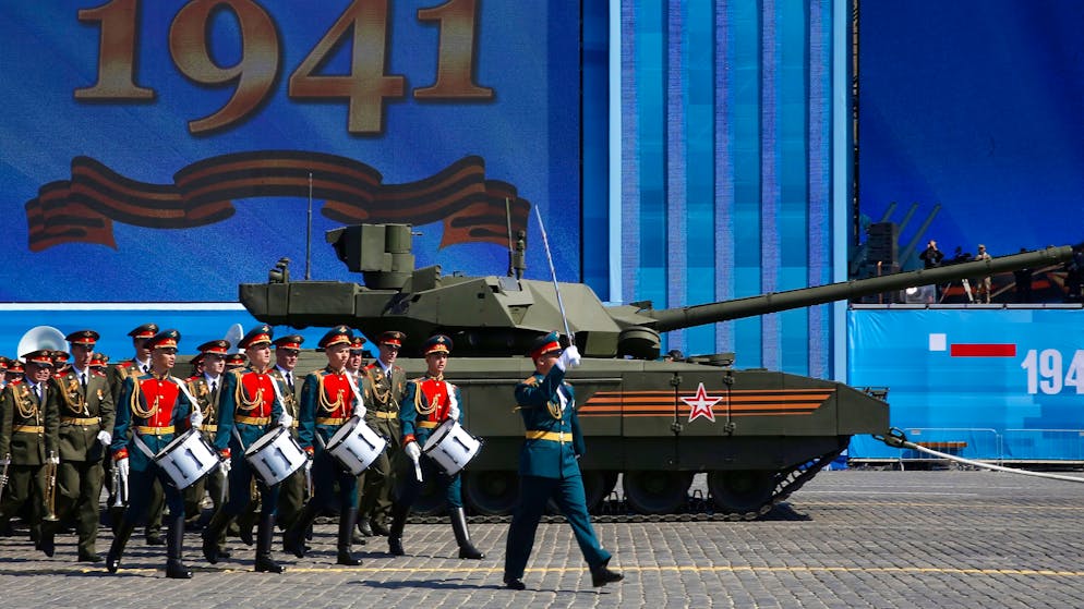 epa04736461 Russian military orchestra march next to a broken-down new generation Russian tank T-14 Armata during the general rehearsal of the Victory day parade on Moscow's Red square, Russia, 07 May 2015. On May 09 Russia will celebrate the 70th anniversary of the victory of the Soviet Union and it's Allies over Nazi Germany in WWII. EPA/SERGEI CHIRIKOV