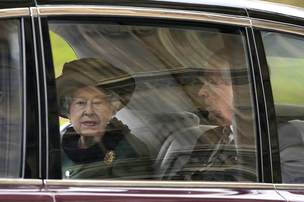 La reine Elizabeth II de Grande-Bretagne et son fils le prince Andrew sont conduits après avoir assisté à un service d'action de grâces.