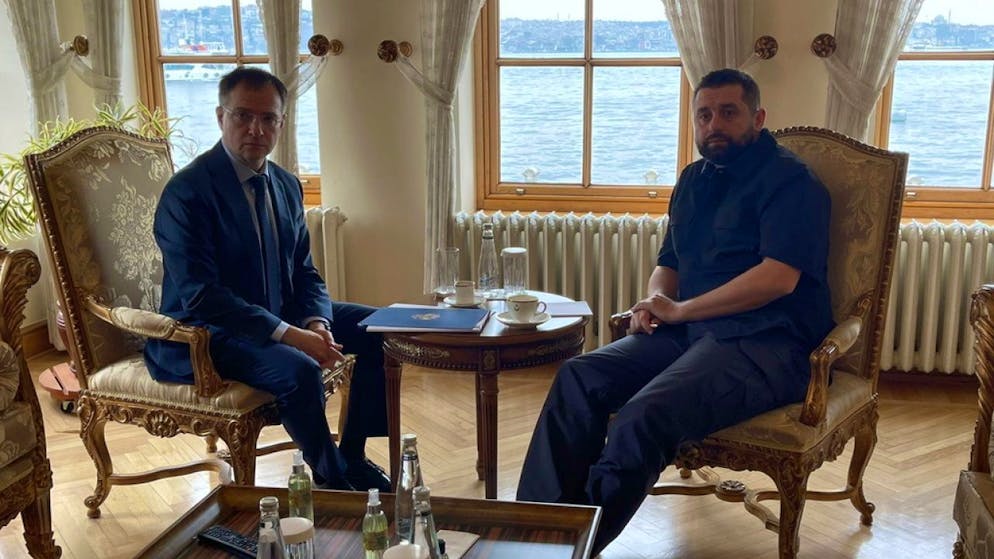 David Arakhamia (a destra), uno dei negoziatori ucraini, e il capo negoziatore russo Vladimir Medinsky hanno avuto un incontro bilaterale nell'ambito dei colloqui tra le delegazioni dei due paesi al palazzo Dolmabahce di Istanbul.