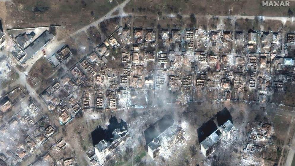 Una delle foto satellitari che mostrano la distruzione a Mariupol