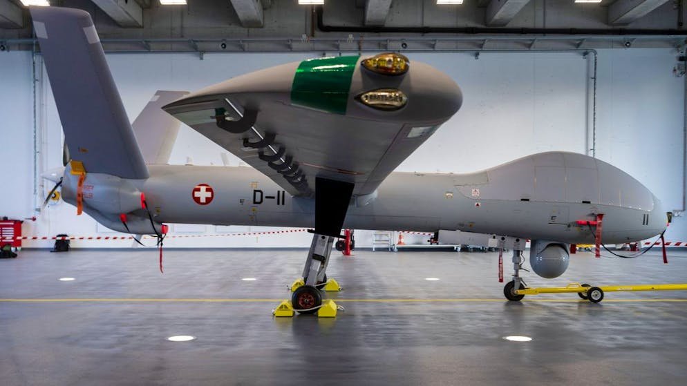 Die Drohne Hermes 900 HFE fuer das Aufklaerungsdrohnensystem 15 (ADS 15) wird auf dem Militaerflugplatz in Emmen vorgestellt, am Montag, 9. Dezember 2019. (KEYSTONE/Georgios Kefalas)