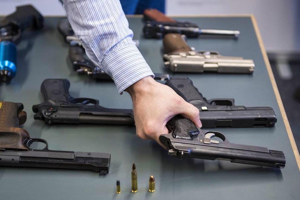 Ein Spezialist von fedpol praesentiert verschiedene Waffen an einem technischen Seminar am Dienstag 22. Januar 2019, im Vorfeld zur Abstimmung ueber die Teilrevision des Waffenrechts, die am 19. Mai 2019 stattfindet. (KEYSTONE/Adrien Perritaz)