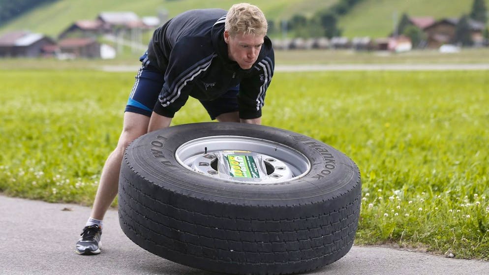 Reto Schmidiger hebt einen Reifen beim Wettbewerb