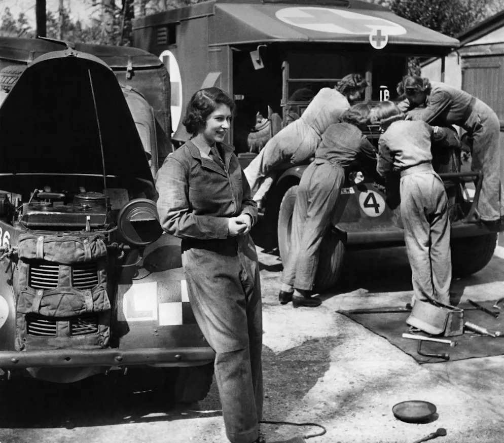 Königin Elizabeth II. ist tot — Ihr bewegtes Leben in Bildern. Als erstes weibliches Mitglied des britischen Königshauses leistet sie Militärdienst. Das Bild entsteht im April 1945 in Südengland. Dort repariert sie als als Teil des Auxiliary Territorial Service ATS den Lastwagen neben ihr. 