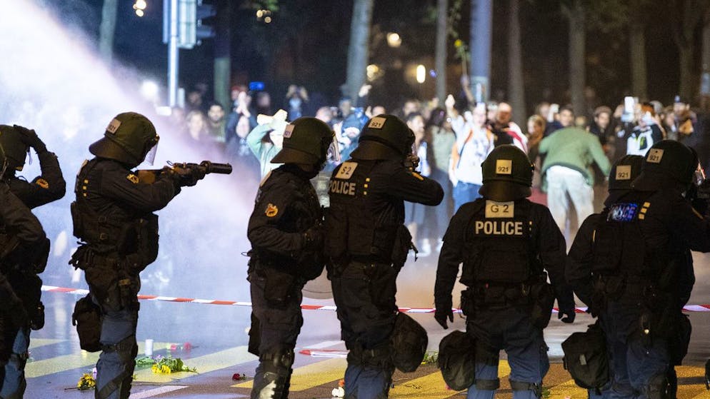 Die Polizei setzt Wasserwerfer und Gummischrot ein, am Mittwoch, 23. September 2021, in Bern. Die Kantonspolizei Bern wappnet sich gegen eine unbewilligte Kundgebung von Coronamassnahmen Gegner und will diese unterbinden. (KEYSTONE/Peter Schneider)