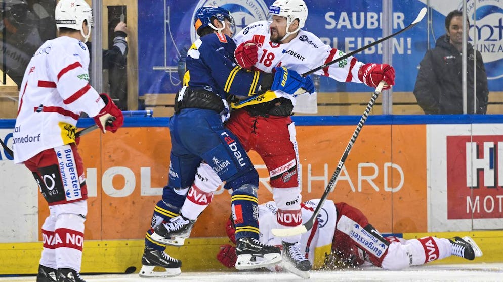 SC Rapperswil-Jona Lakers Jeremy Wick, Mitte, knoepft sich Davos' Magnus Nygren, links, vor, nachdem dieser SC Rapperswil-Jona Lakers Sandro Forrer gecheckt hat, in Spiel 4 des Playoff 1/4 Final Eishockeyspiels der National League zwischen dem HC Davos und den Rapperswil-Jona Lakers, am Donnerstag, 31. Maerz 2022, im Eisstadion in Davos. (KEYSTONE/Gian Ehrenzeller)
