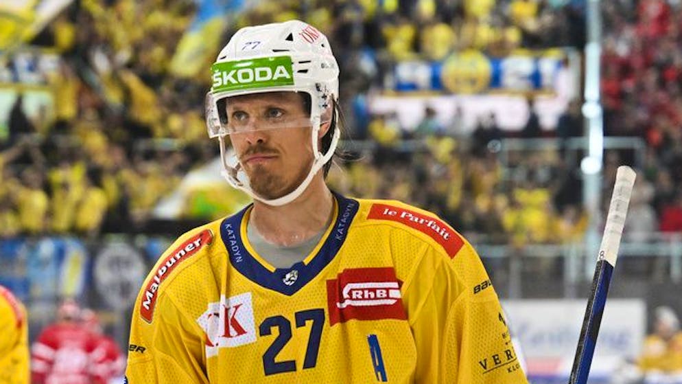 Davos' Magnus Nygren nach dem Mitteldrittel in Spiel 3 des Playoff 1/4 Final Eishockeyspiels der National League zwischen den Rapperswil-Jona Lakers und dem HC Davos, am Dienstag, 29. Maerz 2022, in der St. Galler Kantonalbank Arena, in Rapperswil-Jona. (KEYSTONE/Gian Ehrenzeller)