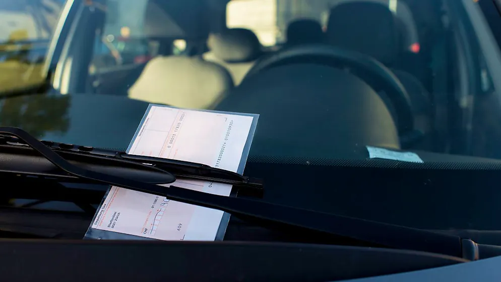 Eine Parkbusse klemmt hinter einem Scheibenwischer. (Symbolbild)