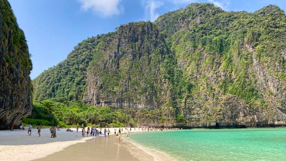 PRODUKTION - 12.03.2022, Thailand, Ko Phi Phi Leh: Touristen an der Maya Bay. Wer am Strand der Maya Bay entlangspaziert, findet auch noch einsame Stellen. Es dürfen nur noch 375 Menschen gleichzeitig an den Strand. (zu dpa: «