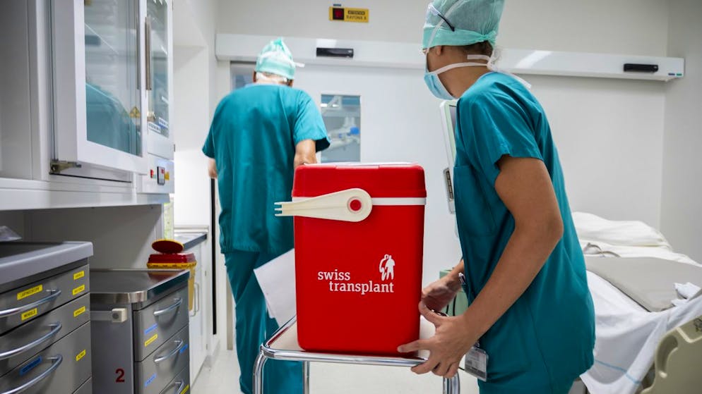 Un rein est transporte dans une glaciere lors d'une transplantation d'organe dans un bloc operatoire du Centre Hospitalier Universitaire Vaudois, CHUV, ce mardi 15 septembre 2020 a Lausanne. En suisse une initiative populaire veut introduire le consentement presume pour les donneurs d'organes. (KEYSTONE/Leandre Duggan)
